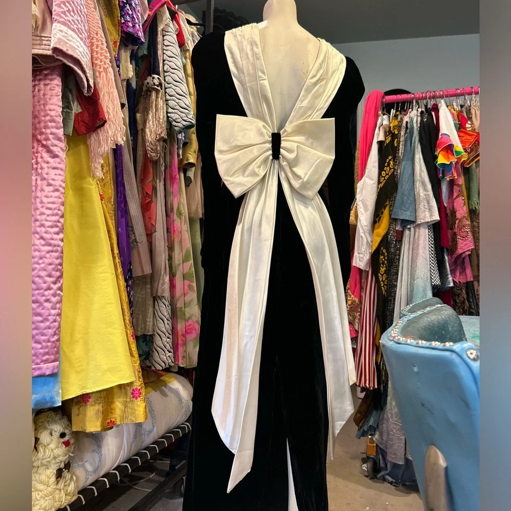 Vintage Velvet & BOW Gown - Picture 12 of 16